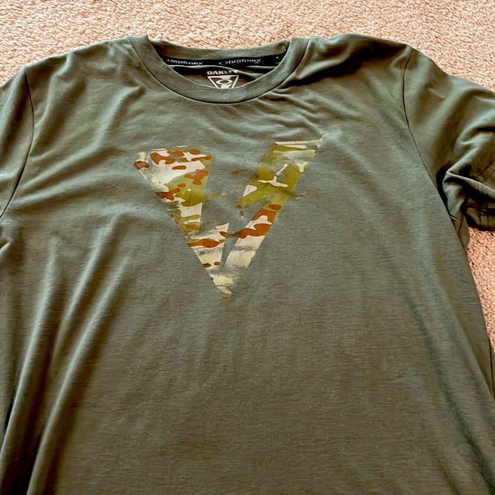 Oakley men’s Olive greeen T-shirt size small